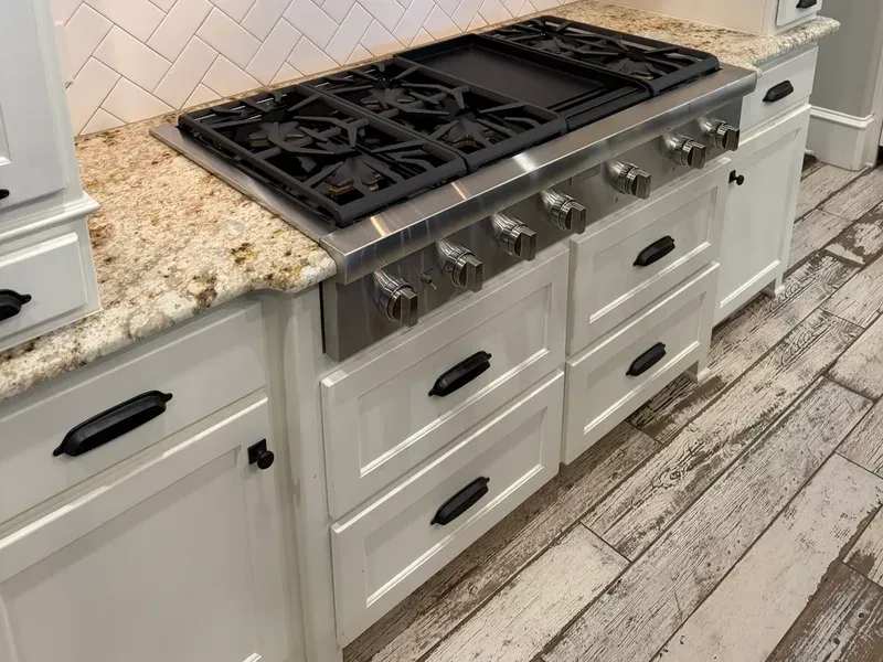 Gas range and cooktop in a Fort Worth kitchen